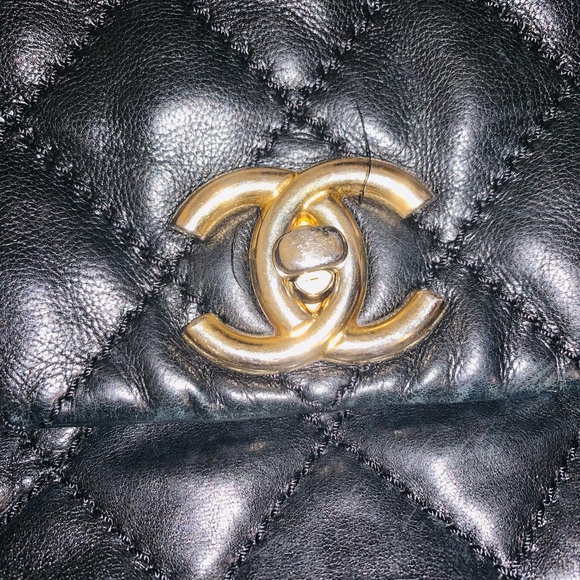 Chanel Black Quilted Leather Shoulder Bag - Picture 15 of 16